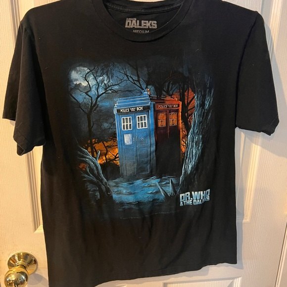Dr Who And The Daleks T-Shirt Medium Police call Box Black Graphic Sci-Fi Tee - Picture 1 of 3